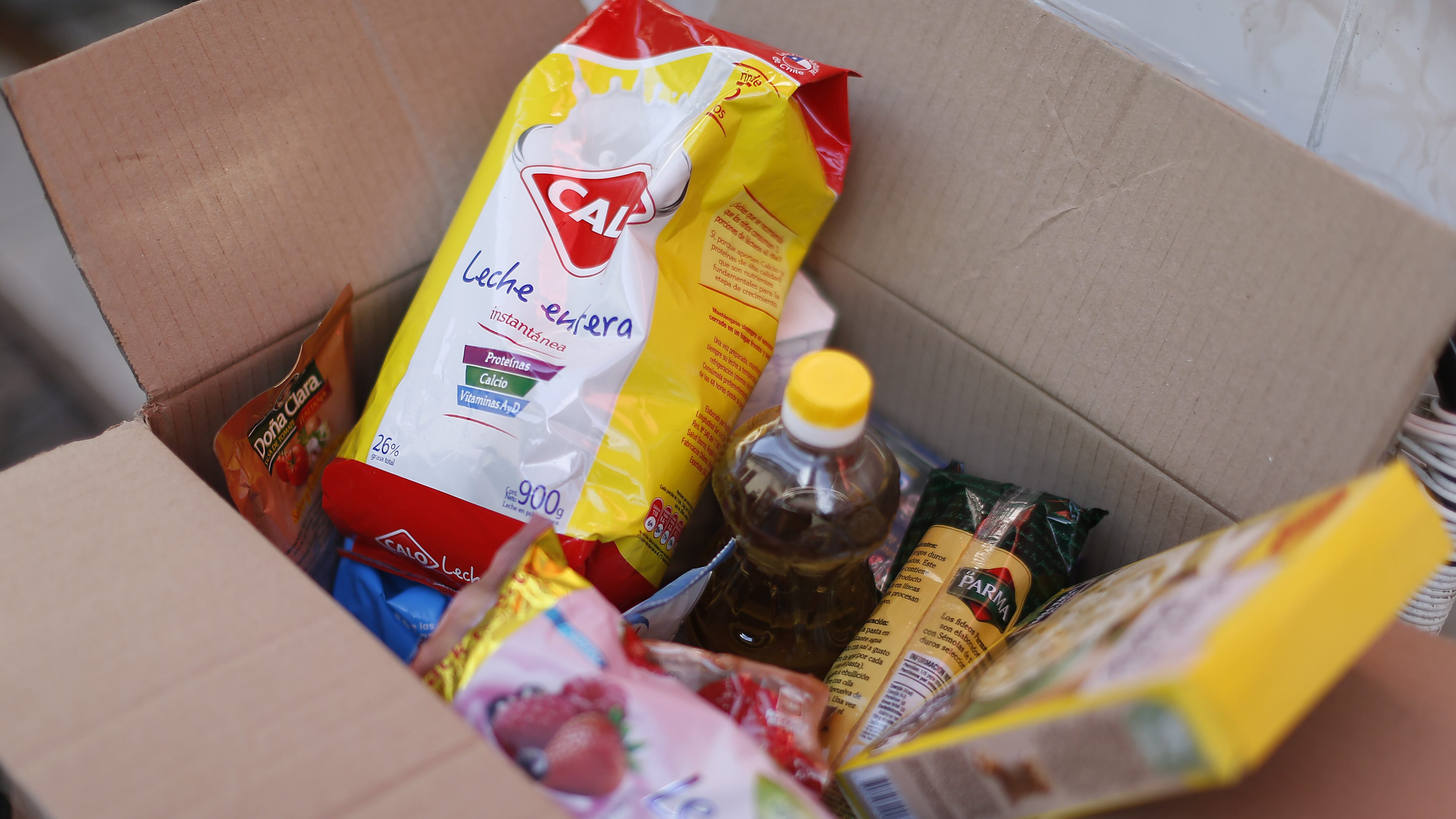 22 de Mayo de 2020/SANTIAGO Vista de una  caja de mercadería que fue entregada por parte de autoridades de gobierno a un vecino de la comuna de Santiago centro. 
FOTO:CRISTOBAL ESCOBAR/AGENCIAUNO