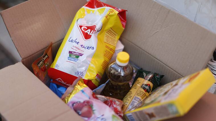 22 de Mayo de 2020/SANTIAGO Vista de una caja de mercadería que fue entregada por parte de autoridades de gobierno a un vecino de la comuna de Santiago centro.
FOTO:CRISTOBAL ESCOBAR/AGENCIAUNO