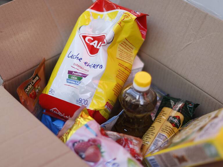 22 de Mayo de 2020/SANTIAGO Vista de una  caja de mercadería que fue entregada por parte de autoridades de gobierno a un vecino de la comuna de Santiago centro. 
FOTO:CRISTOBAL ESCOBAR/AGENCIAUNO