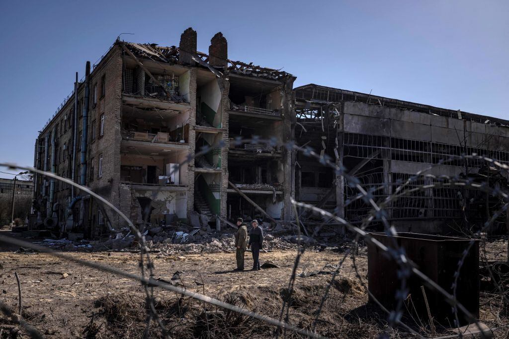 Residentes observan los daños a un edificio en la ciudad de Kiev