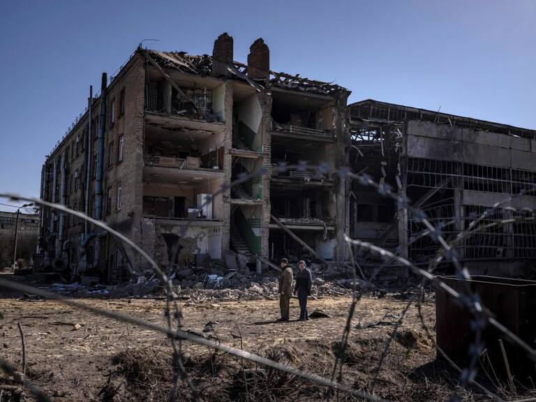 Residentes observan los daños a un edificio en la ciudad de Kiev