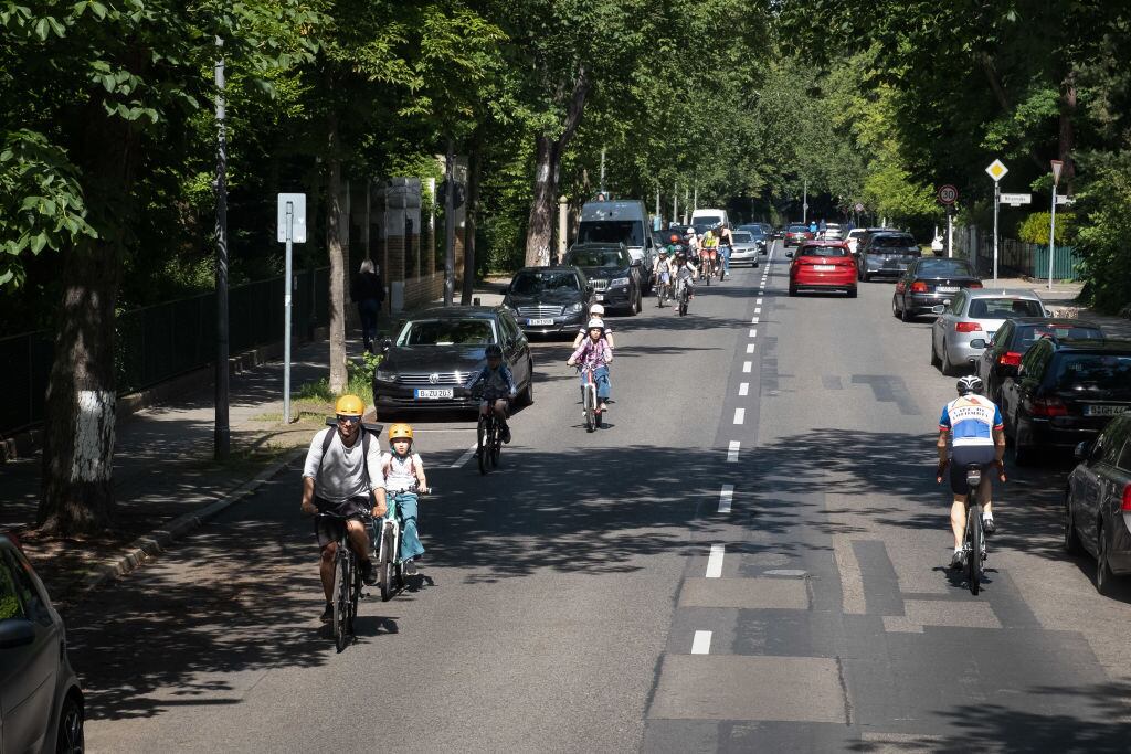 Personas en sus bicicletas avanzan por las calles de la capital de Alemania en Berlín.