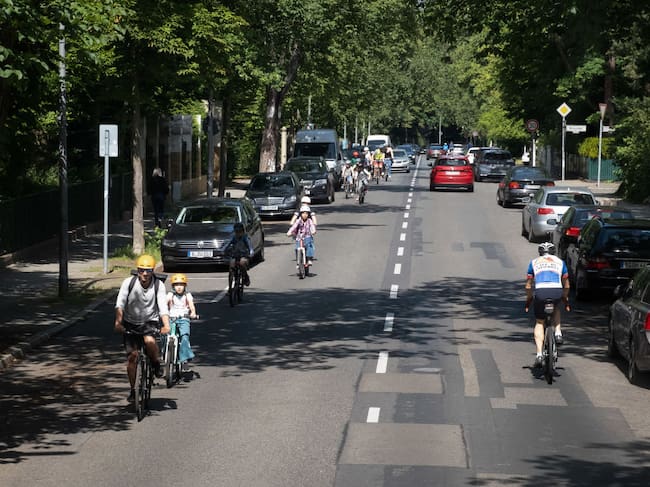 Personas en sus bicicletas avanzan por las calles de la capital de Alemania en Berlín.