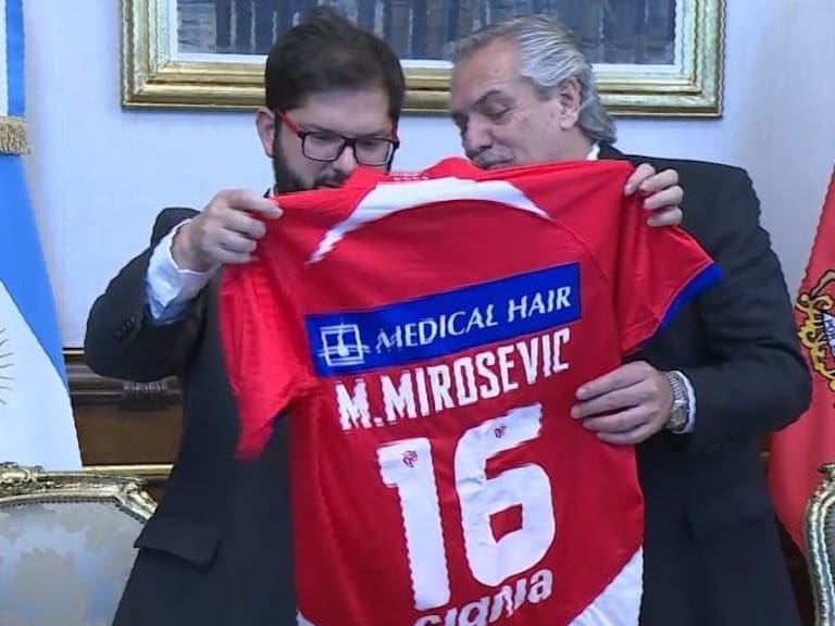 Presidente Fernández regala a Boric una camiseta de Milovan Mirosevic, en medio de su primera visita oficial al país trasandino