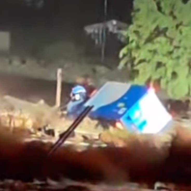 La imprudencia del año: el impactante video del camión de gas atrapado por la crecida de estero en Punitaqui