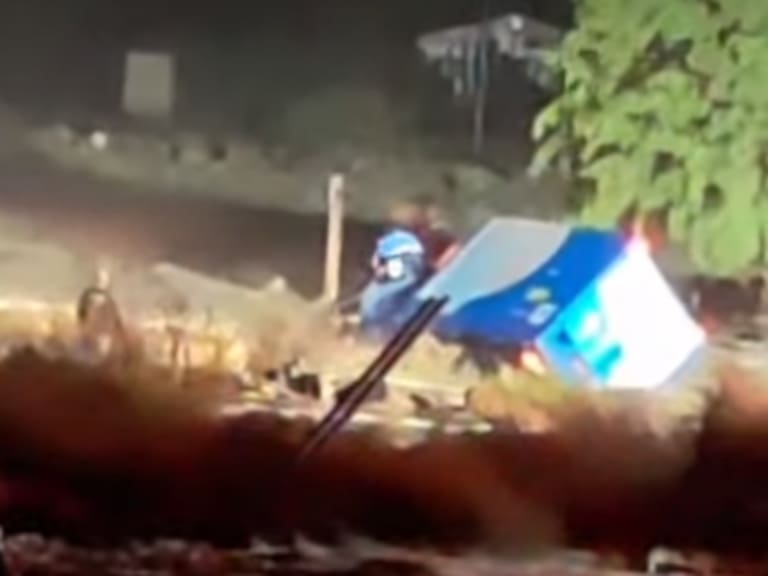 La imprudencia del año: el impactante video del camión de gas atrapado por la crecida de estero en Punitaqui