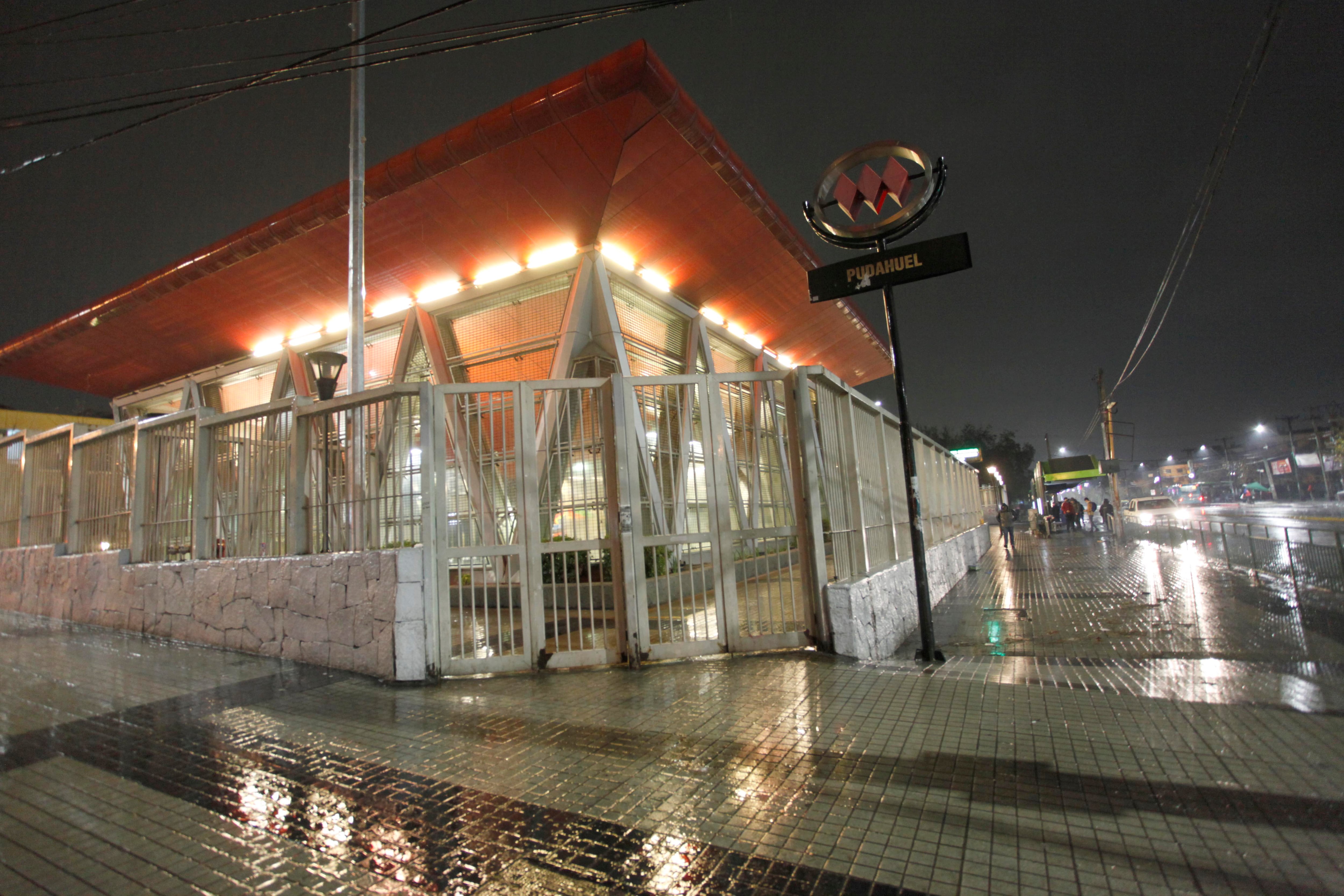 22 de Junio de 2020/SANTIAGOFachada de la Estacion Metro Pudahuel luego de sufrir un posible incendio
FOTO:MAURICIO MENDEZ/AGENCIAUNO