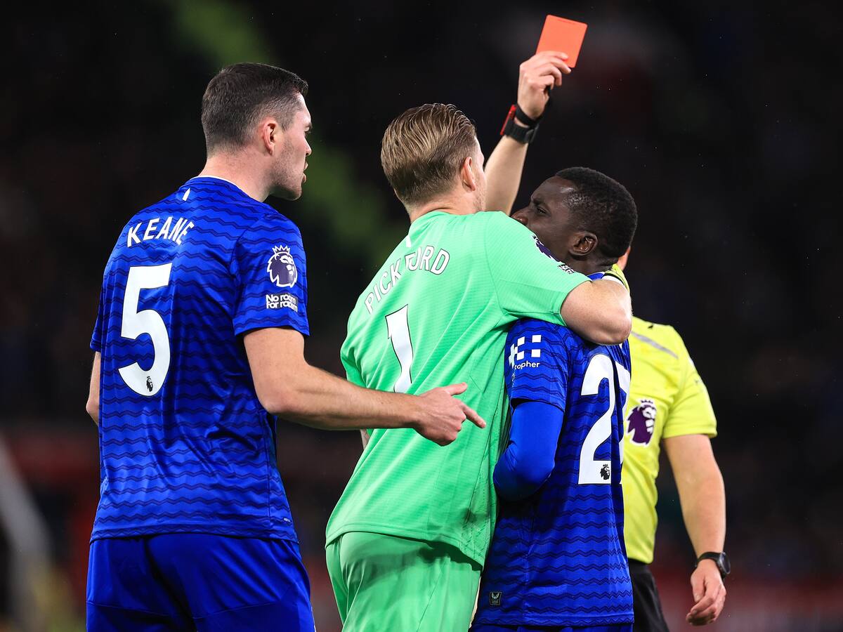 Una secuencia para no creer en la Premier League: jugador golpeó a su propio compañero y termino expulsado