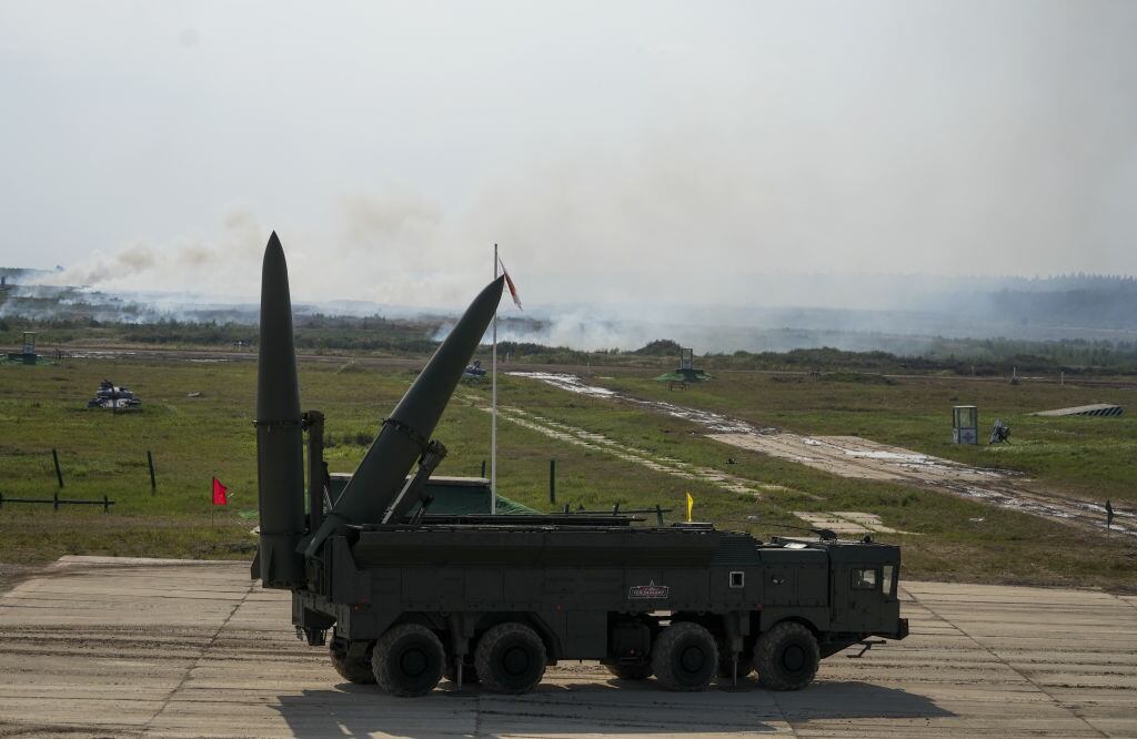 En los alrededores de la ciudad de Moscú los militares de Rusia ensayan el lanzamiento de un misil Iskander-M.