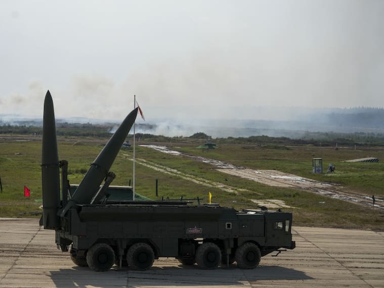 En los alrededores de la ciudad de Moscú los militares de Rusia ensayan el lanzamiento de un misil Iskander-M.