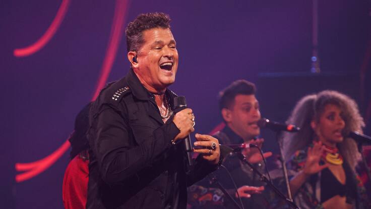 La besó en pleno concierto: Revisa el romántico momento que Carlos Vives le dedicó a su esposa