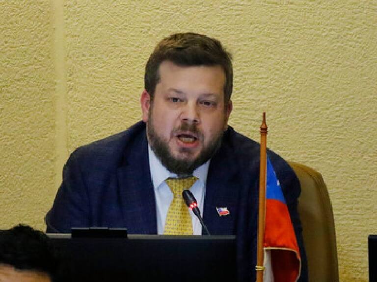 Diputado Kaiser lanza un lápiz al jefe de bancada republicana en pleno Congreso