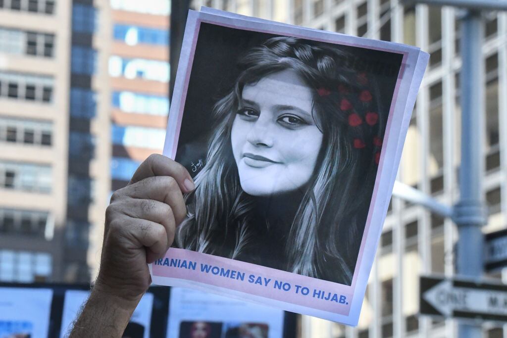 Foto de Mahsa Amini en una manifestación en Nueva York por su muerte