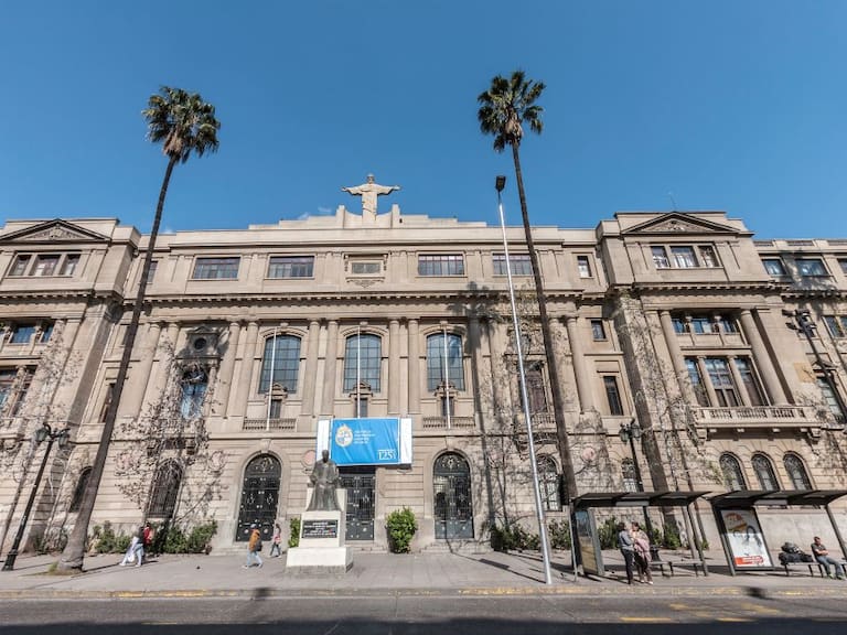 “Me ha generado grandes pérdidas económicas”: abogado demanda a la Universidad Católica porque le cambiaron su correo electrónico institucional