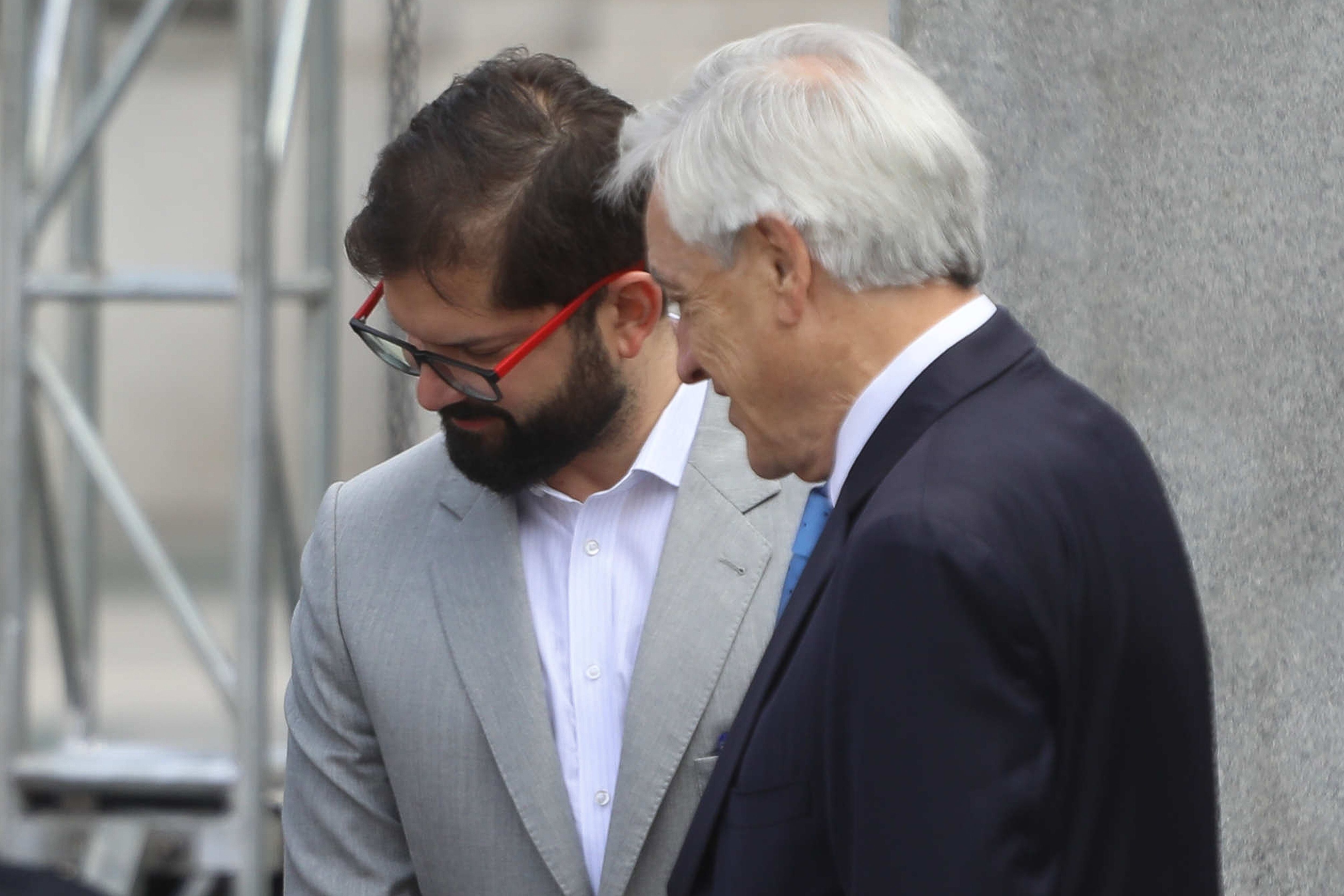 30 de Noviembre del 2022/SANTIAGOGabriel Boric, Presidente de la República, junto al ex presidente Sebastian Piñera, durante la inauguración de la estatua del ex Presidente Patricio Aylwin, que se encuentra en el frontis del Palacio de La Moneda.FOTO: SEBASTIAN BELTRAN GAETE/AGENCIAUNO