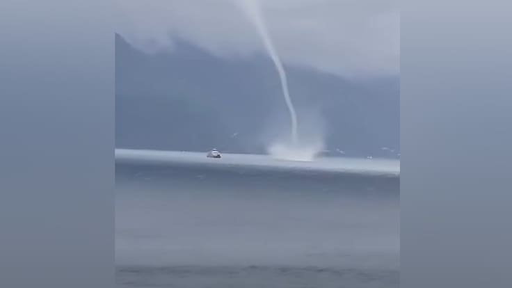 Tromba marina sorprende en estuario de Reloncaví en medio de sistema frontal en Los Lagos