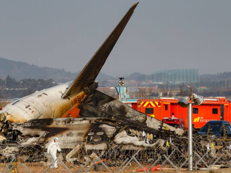 Solo dos sobrevivieron: elevan a 177 los muertos tras explosión de avión que chocó con una barrera en Corea del Sur