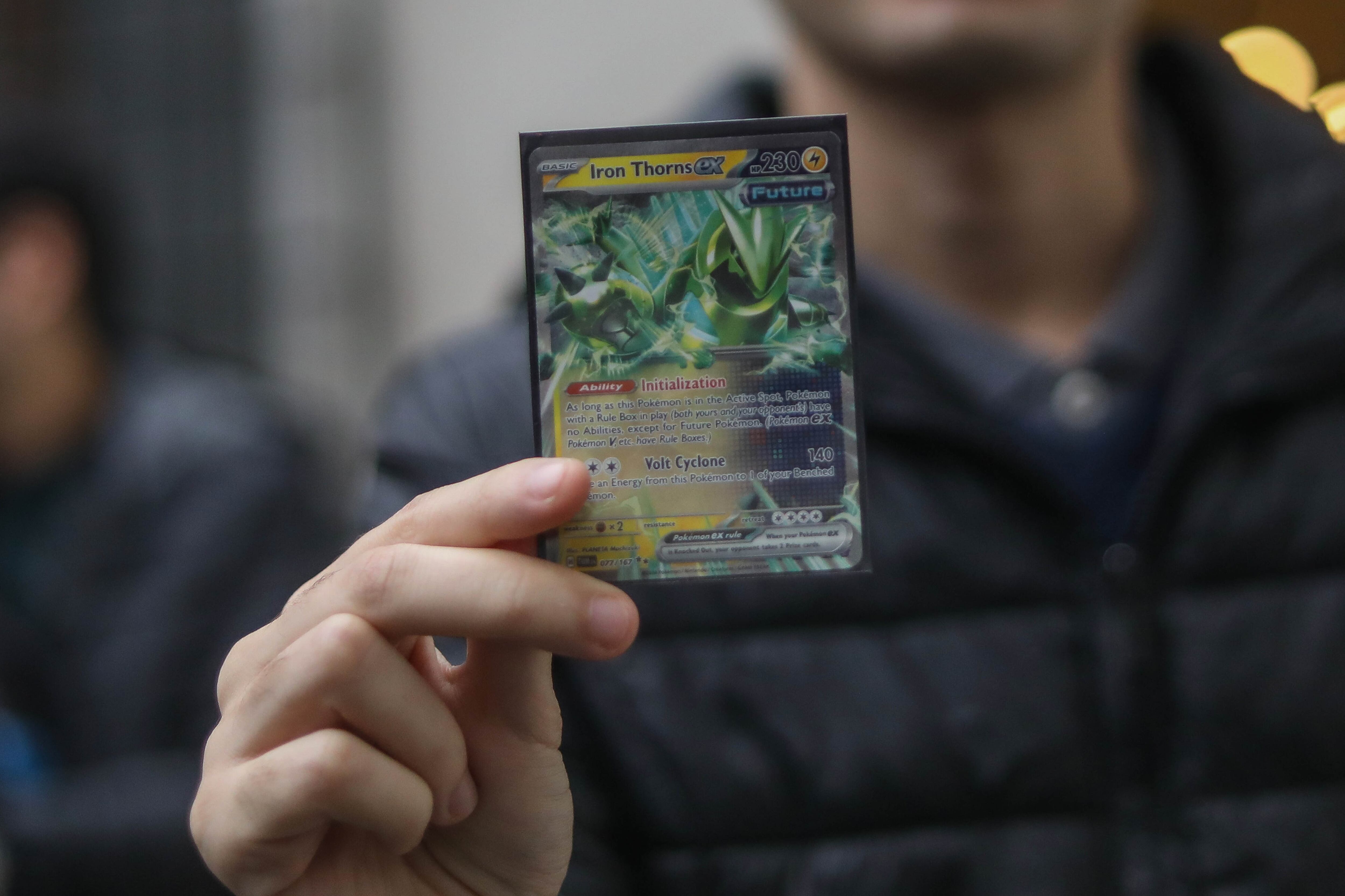 29 de agosto de 2024/SANTIAGO
El campeón mundial de cartas Pokemon, Fernando Cifuentes, llega al Palacio de La Moneda, para ser recibido por la ministra Secretaria General de Gobierno, Camila Vallejo. En la imagen, Fernando Cifuentes, muestra la carta que lo hizo ganar el campeonato mundial de cartas Pokemon.
FOTO: SEBASTIAN BELTRAN GAETE / AGENCIUNO