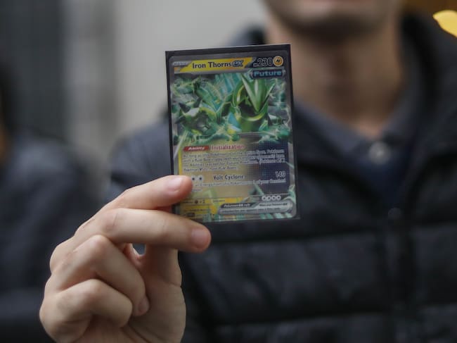 29 de agosto de 2024/SANTIAGO
El campeón mundial de cartas Pokemon, Fernando Cifuentes, llega al Palacio de La Moneda, para ser recibido por la ministra Secretaria General de Gobierno, Camila Vallejo. En la imagen, Fernando Cifuentes, muestra la carta que lo hizo ganar el campeonato mundial de cartas Pokemon.
FOTO: SEBASTIAN BELTRAN GAETE / AGENCIUNO