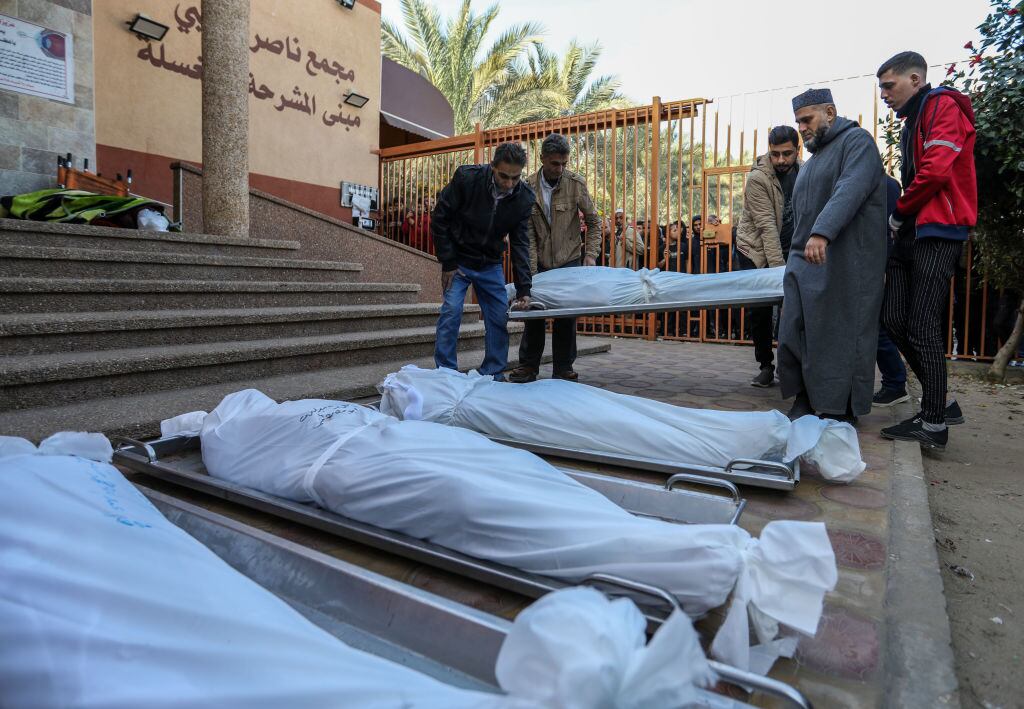 Voluntarios reúnen cuerpos de palestinos asesinados en la Franja de Gaza, en medio de los bombardeos y ataques de Israel