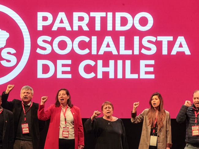 Congreso Socialista parte con ovación a Bachelet y críticas a las «Kastitución»