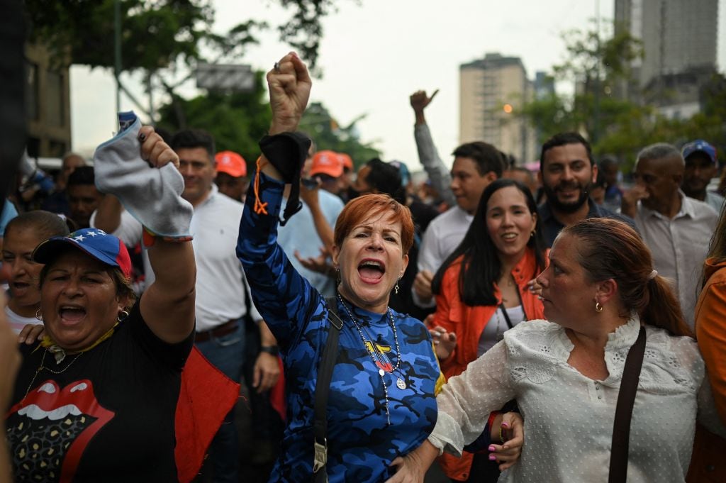 Manifestantes de la oposición de Venezuela en las calles de Caracas
