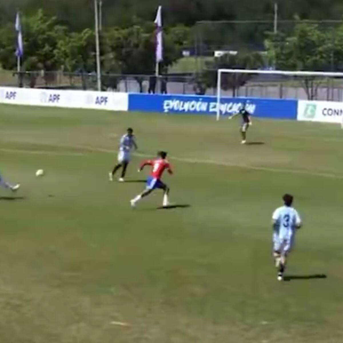 Un nuevo ’10’ irrumpe en La Roja: doblete y golazo para vencer a Argentina