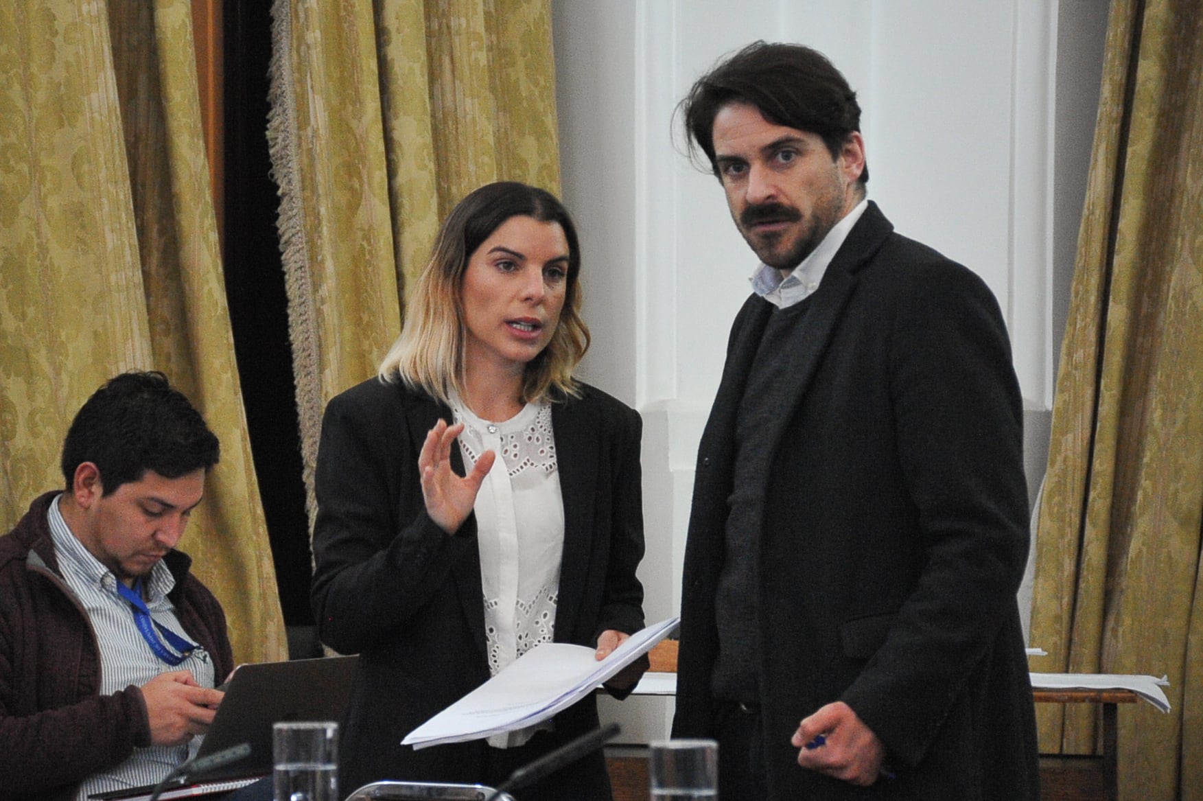 30 DE ABRIL DEL 2024 / SANTIAGO De izquierda a derecha, diputada Maite Orsini y el diputado Gonzalo Winter.
Las Comisiones unidas de Constitución, Legislación, Justicia y Reglamento, y de Seguridad Ciudadana celebran sesión especial con el propósito de la tramitación en particular del proyecto de ley que “Establece normas generales sobre el uso de la fuerza para el personal de las fuerzas de orden y seguridad pública y de las fuerzas armadas en las circunstancias que se señala”. 
FOTO: VICTOR HUENANTE / AGENCIAUNO