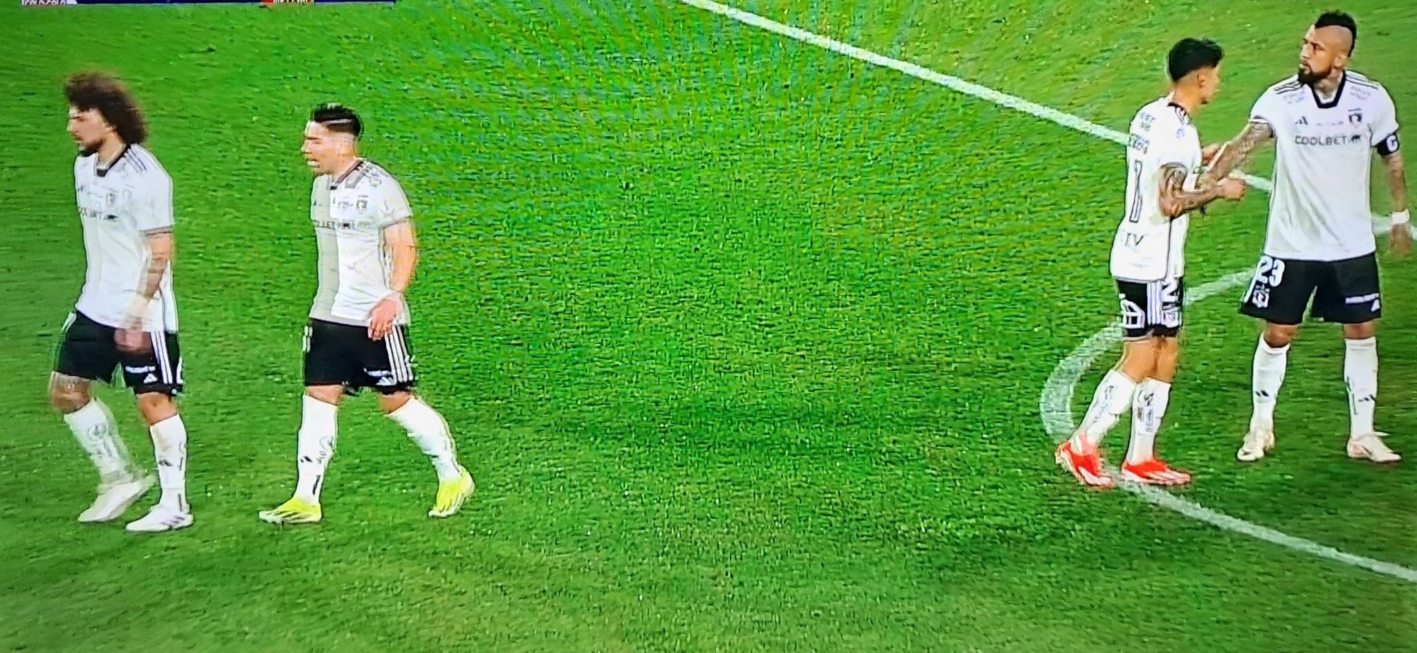 ¡A los empujones! El duro encontrón entre Maxi Falcón y Arturo Vidal en pleno duelo ante Unión Española | Captura de pantalla