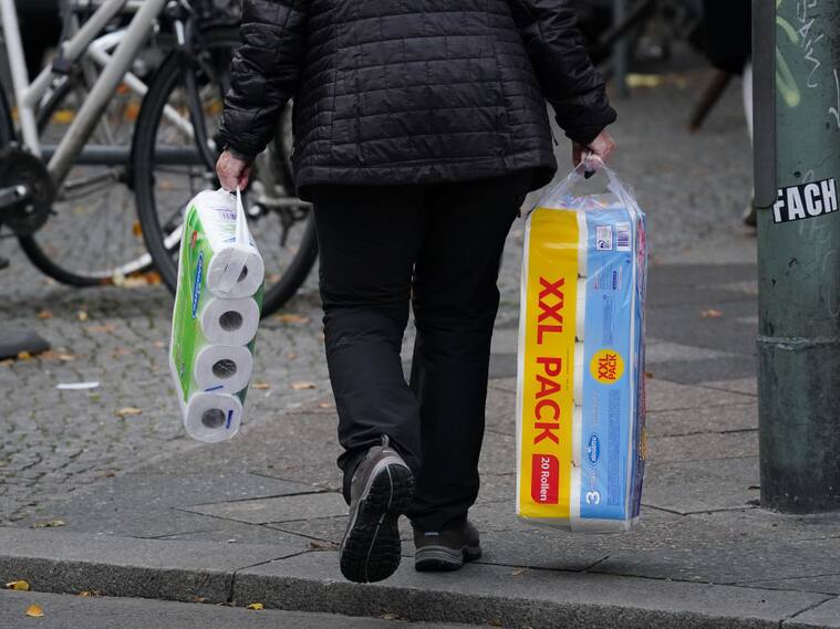 Una mujer adquirió rollos de papel higiénico en Berlín