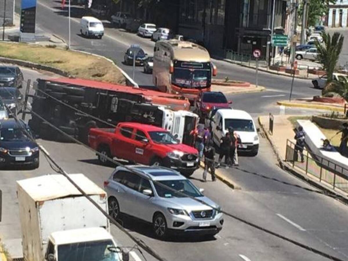 Volcamiento de camión en avenida Santos Ossa en Valparaíso generó congestión en el lugar