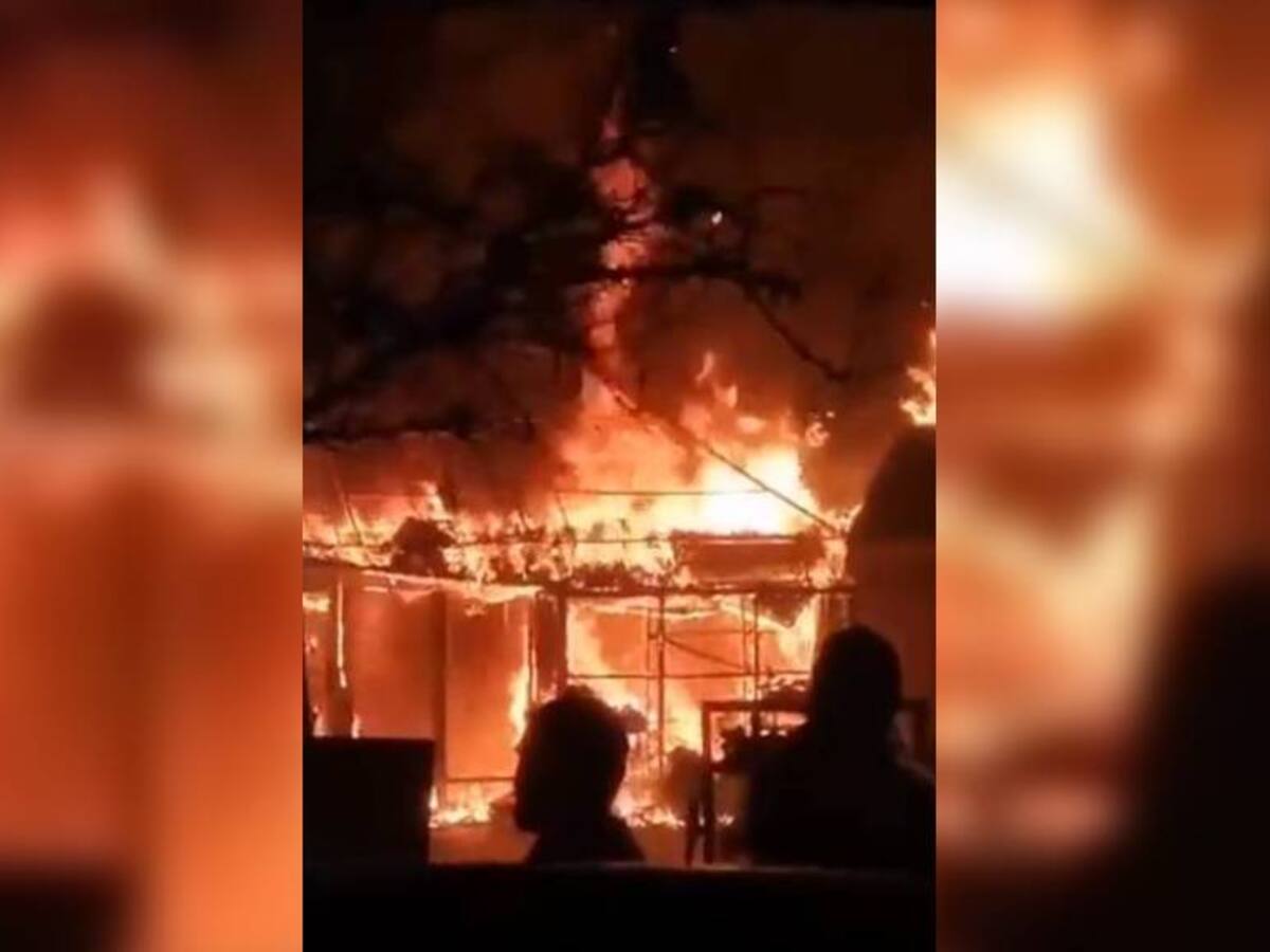 Voraz incendio en Mercado Municipal de Tocopilla destruye dos locales y deja millonarias pérdidas