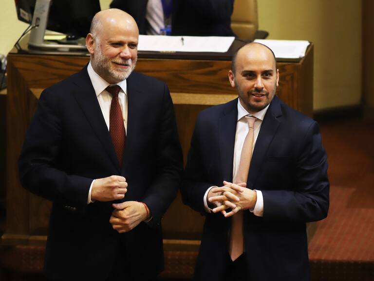 Alvaro Elizalde, Ministro Secretario General de Gobierno junto al Diputado Andres Longton en Sesion de la Camara