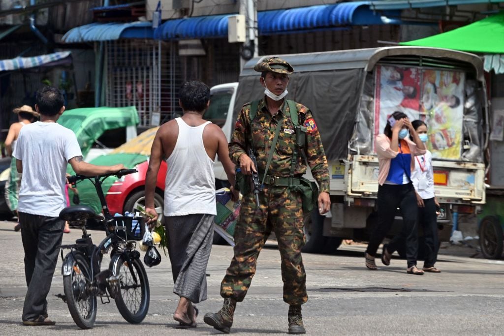 Militares vigilan las calles de la ciudad de Rangún