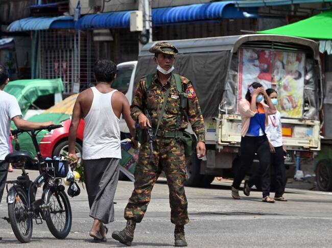 Militares vigilan las calles de la ciudad de Rangún