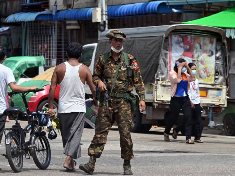 Militares vigilan las calles de la ciudad de Rangún