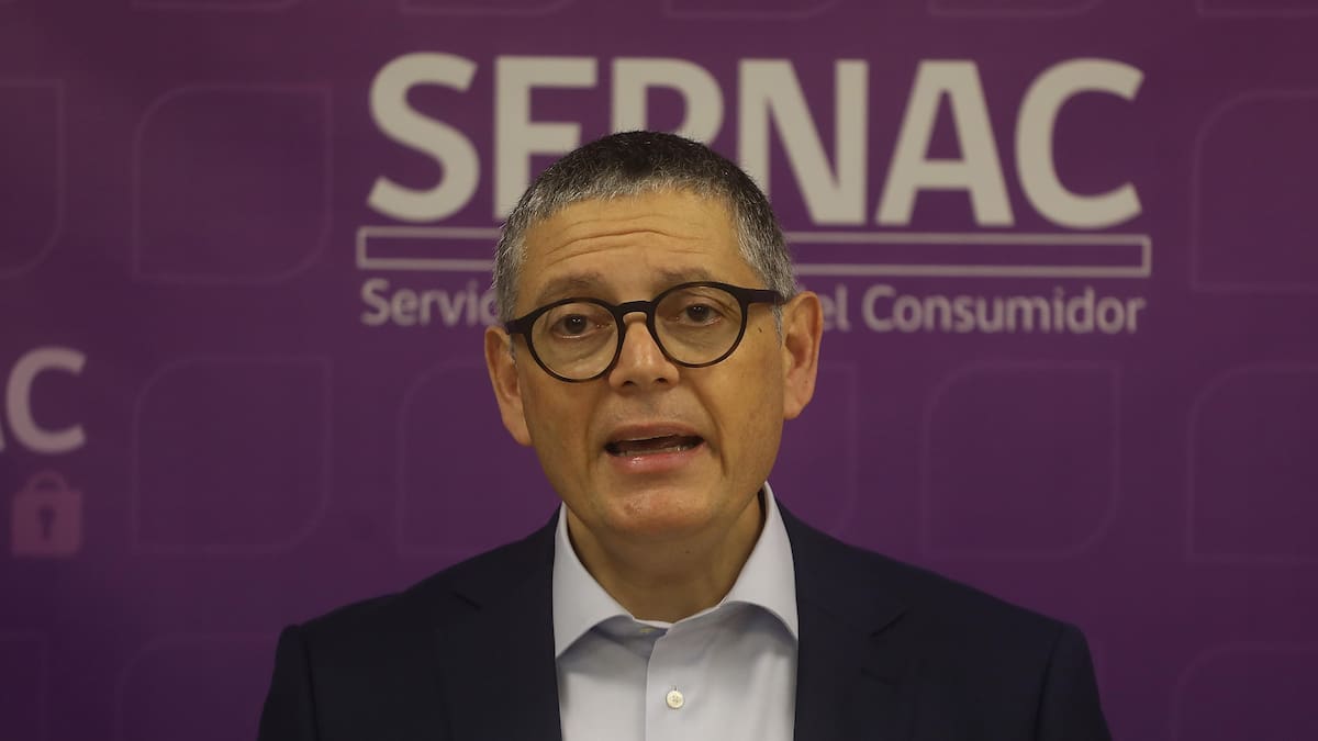 Ofician a CGR: director del Sernac, suspendido hace un año por casos de ley Karin, sigue cobrando un sueldo superior a los $8 millones