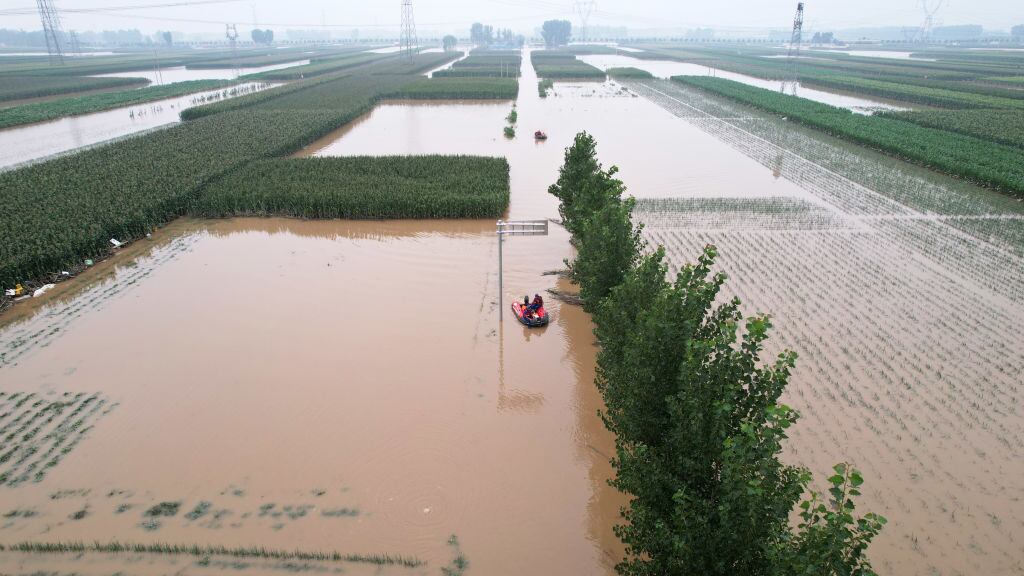 Los equipos de emergencia rescatan personas en las localidad de Zhuozhou en China