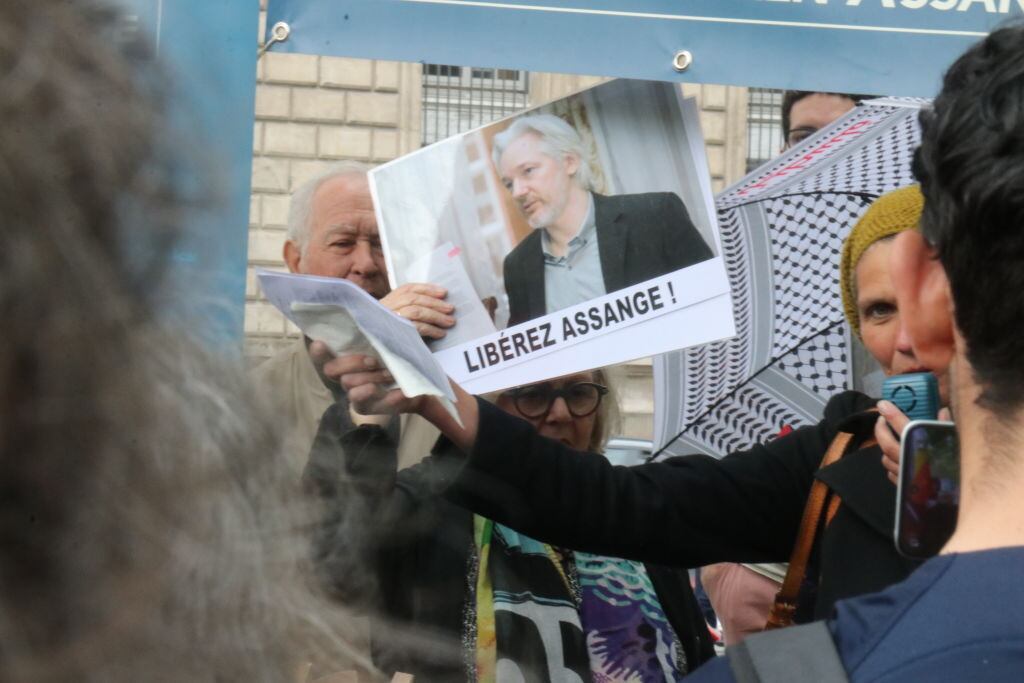 Durante el mes de mayo en la ciudad de París en Francia, una manifestación a favor de la liberación de Julian Assange.