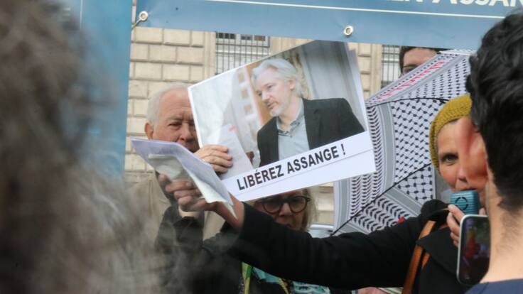 Julian Assange deja la cárcel en el Reino Unido y regresa a Australia