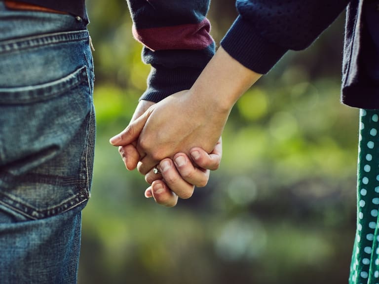 “Juntas Secretas”: así funciona la llamativa forma en que los mayores de 40 años buscan pareja