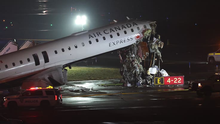 Tragedia en aeropuerto de Nueva York: avion choca con camión de bomberos y deja dos muertos