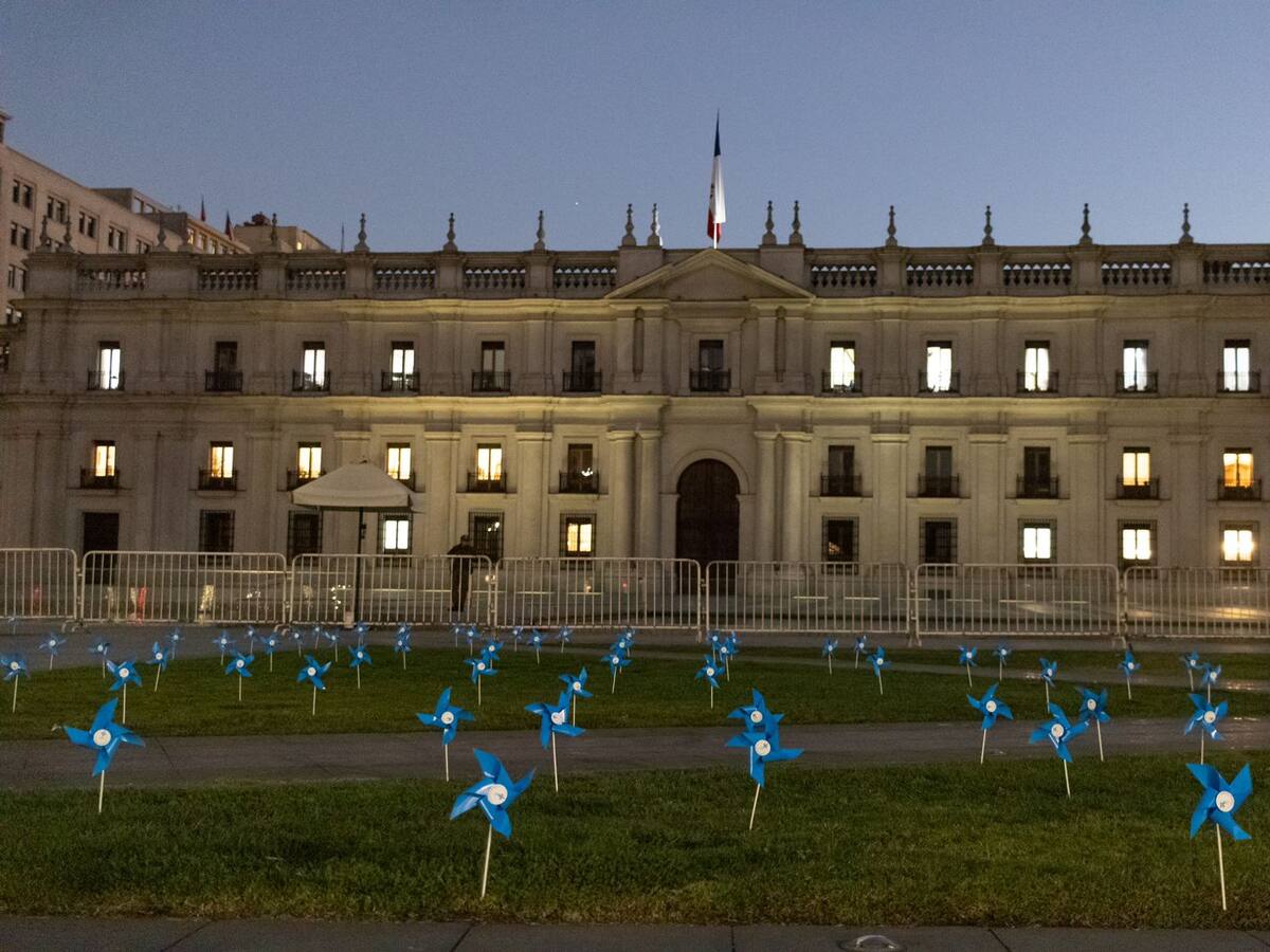 La Moneda amanece con cuatro mil remolinos en conmemoración por el Día Contra el Maltrato Infantil