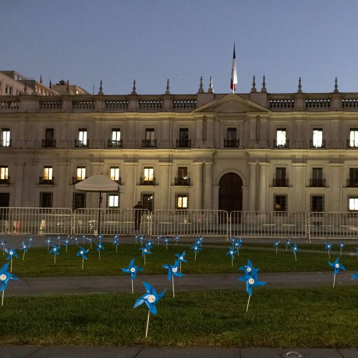 La Moneda amanece con cuatro mil remolinos en conmemoración por el Día Contra el Maltrato Infantil