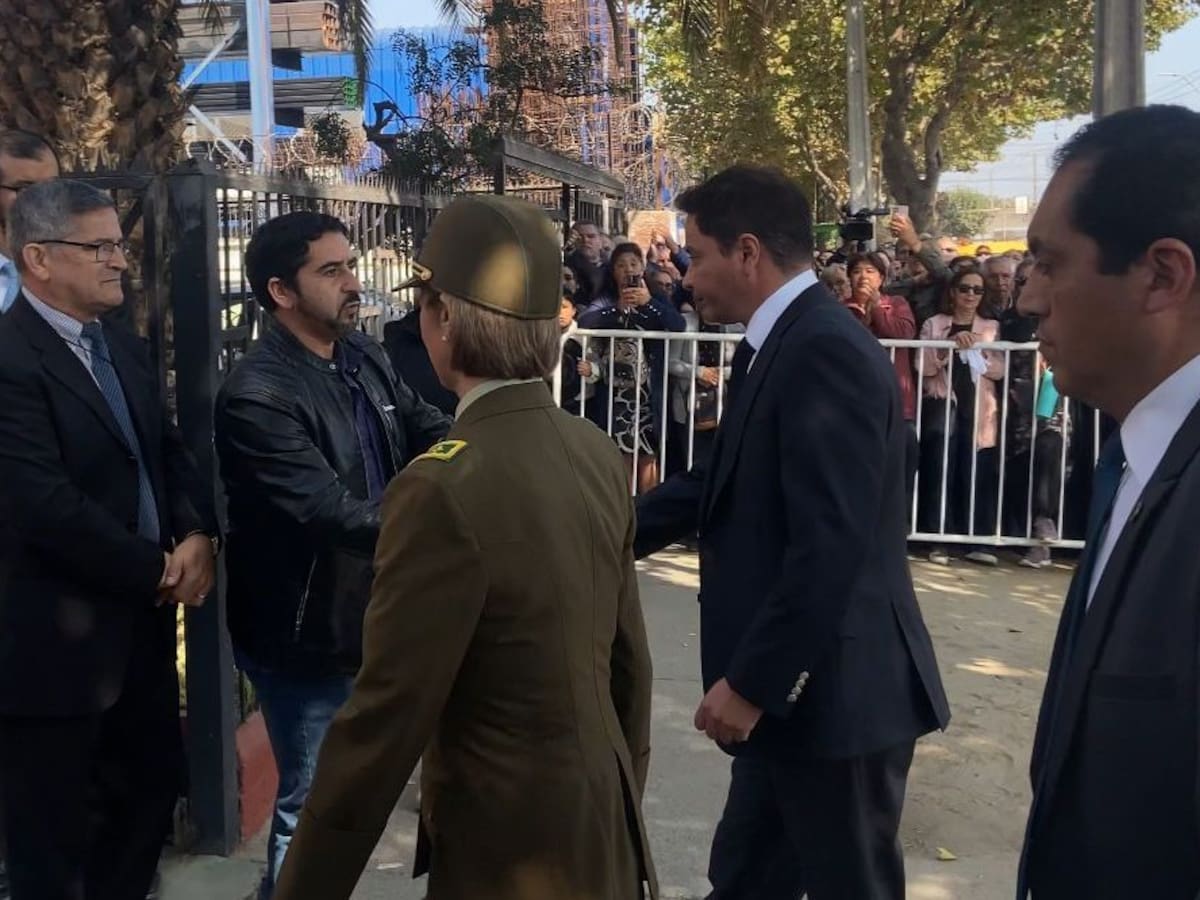Con ovación: alcalde Rodolfo Carter asiste a funeral de carabinera Rita Olivares en Quilpué