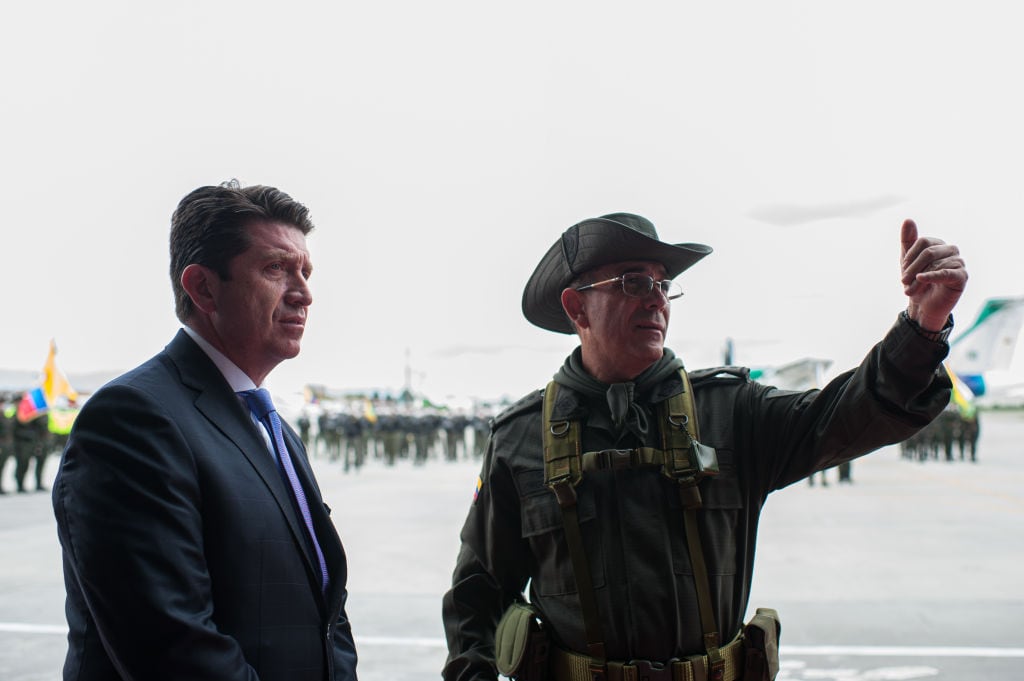 El ministro de defensa colombiano Diego Molano junto a un jefe policial