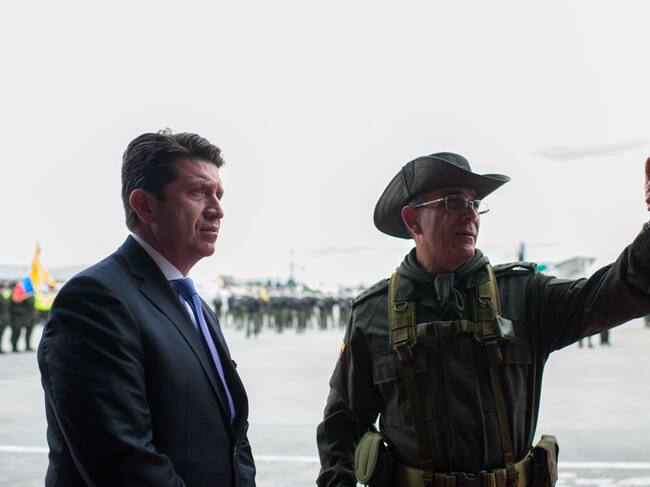 El ministro de defensa colombiano Diego Molano junto a un jefe policial
