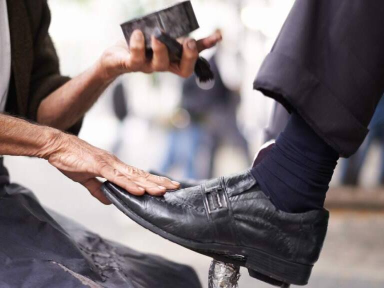 «Lo único que quiero es recuperar mi carrito»: histórico lustrabotas de Santiago sufre robo de su fuente de trabajo
