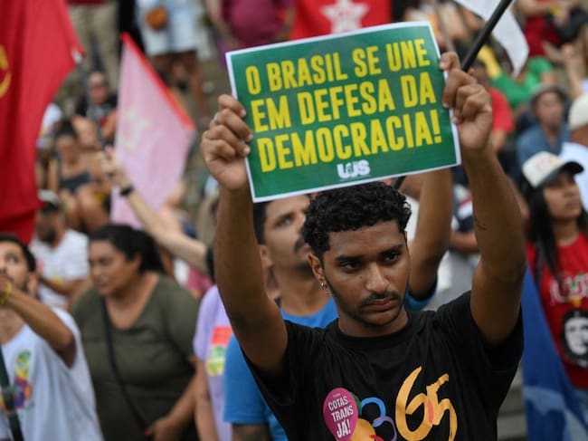 Manifestantes a favor de la democracia en Brasil, a un año del fallido intento de golpe de Estado que intentaran grupos de ultraderecha en Brasil.