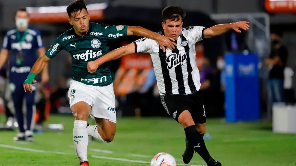 Brazil's Palmeiras Gabriel Menino (L) and Paraguay's Libertad Hugo Martinez vie for the ball during their closed-door Copa Libertadores quarterfinal football match at the Defensores del Chaco stadium in Asuncion, on December 8, 2020. (Photo by Nathalia AGUILAR / POOL / AFP) (Photo by NATHALIA AGUILAR/POOL/AFP via Getty Images)